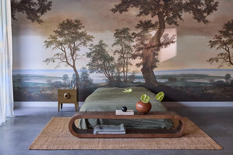 Slaapkamer met panoramisch Eijffinger MAGNIFIQUE 351290 behang met bomen en een landschap. Slaapkamer met panoramisch Eijffinger MAGNIFIQUE 351290 behang met bomen en een landschap.