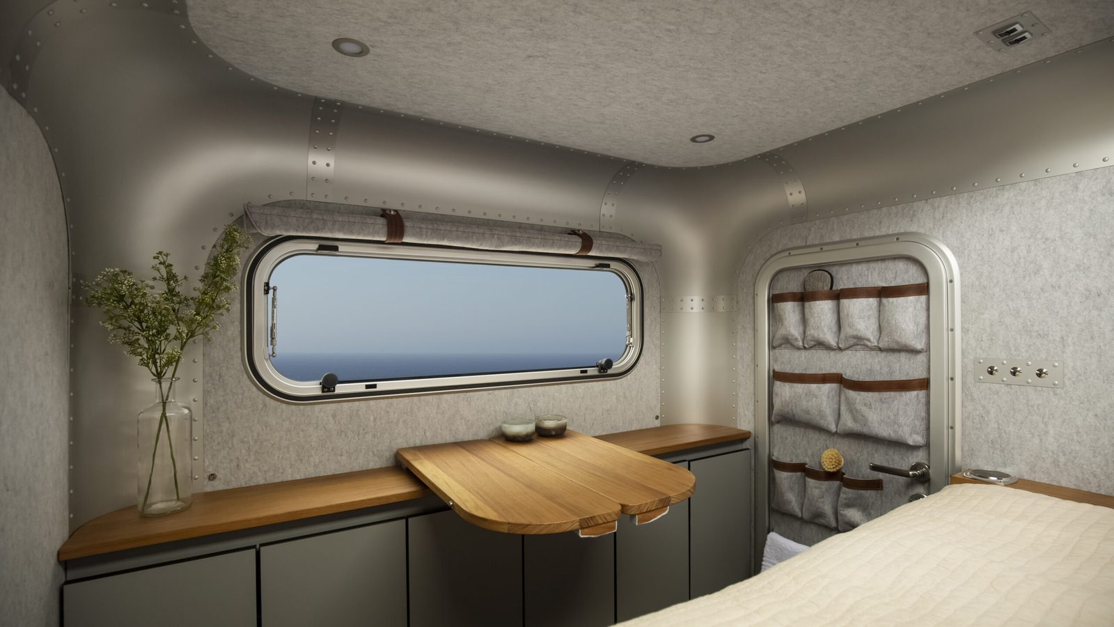 Hollandfelt – wolvilt in een caravaninterieur Licht caravaninterieur met grijze wolvilten wandvlakken